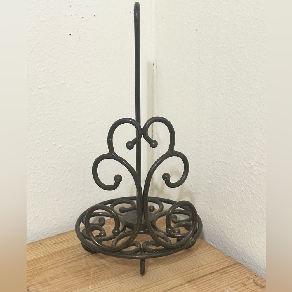 Metal paper towel holder